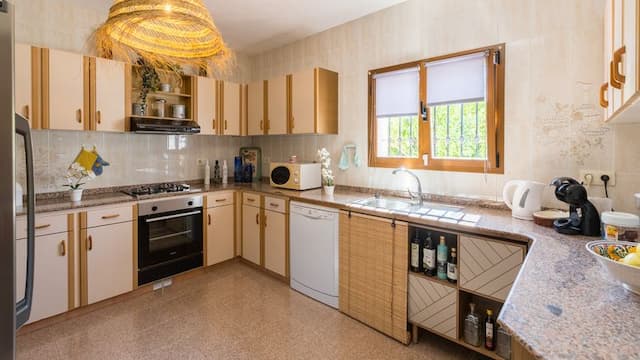 Villa à vendre à Pinosol, Jávea, avec piscine et jardin privés, trois chambres et terrasses exposées sud et sud-ouest.