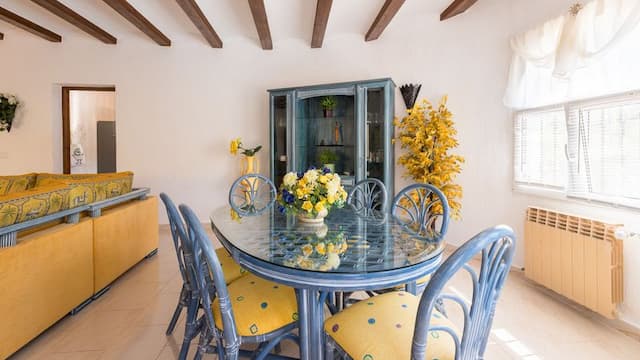 Villa à vendre à Pinosol, Jávea, avec piscine et jardin privés, trois chambres et terrasses exposées sud et sud-ouest.