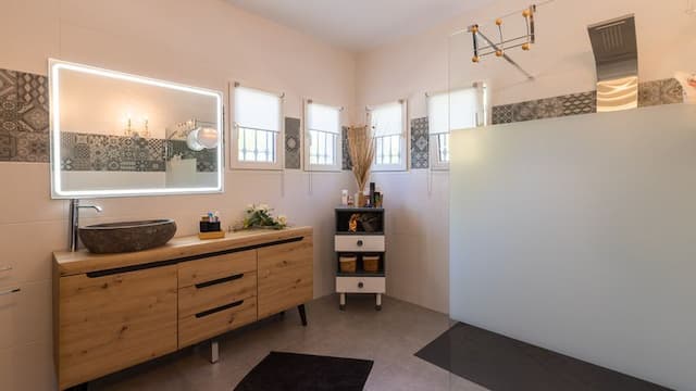 Villa à vendre à Pinosol, Jávea, avec piscine et jardin privés, trois chambres et terrasses exposées sud et sud-ouest.