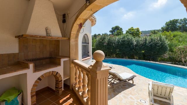 Villa à vendre à Pinosol, Jávea, avec piscine et jardin privés, trois chambres et terrasses exposées sud et sud-ouest.