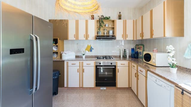 Villa à vendre à Pinosol, Jávea, avec piscine et jardin privés, trois chambres et terrasses exposées sud et sud-ouest.