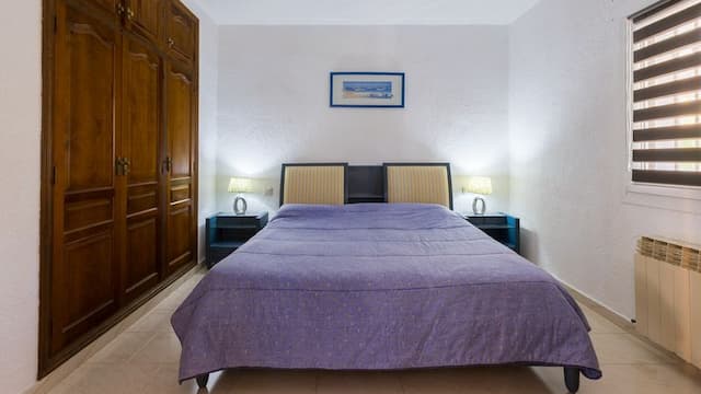 Villa à vendre à Pinosol, Jávea, avec piscine et jardin privés, trois chambres et terrasses exposées sud et sud-ouest.