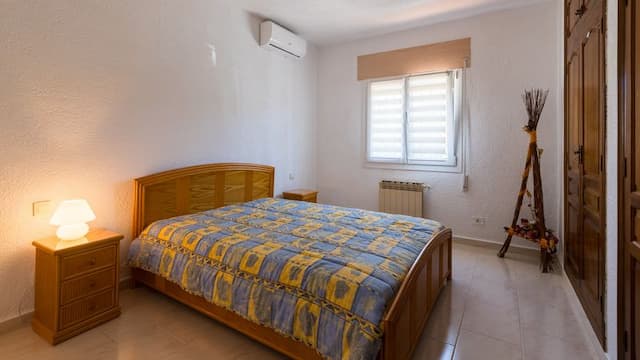 Villa à vendre à Pinosol, Jávea, avec piscine et jardin privés, trois chambres et terrasses exposées sud et sud-ouest.