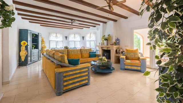 Villa à vendre à Pinosol, Jávea, avec piscine et jardin privés, trois chambres et terrasses exposées sud et sud-ouest.