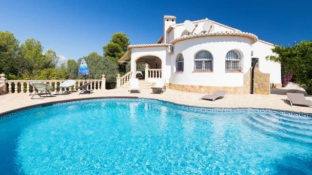 Villa à vendre à Pinosol, Jávea, avec piscine et jardin privés, trois chambres et terrasses exposées sud et sud-ouest.