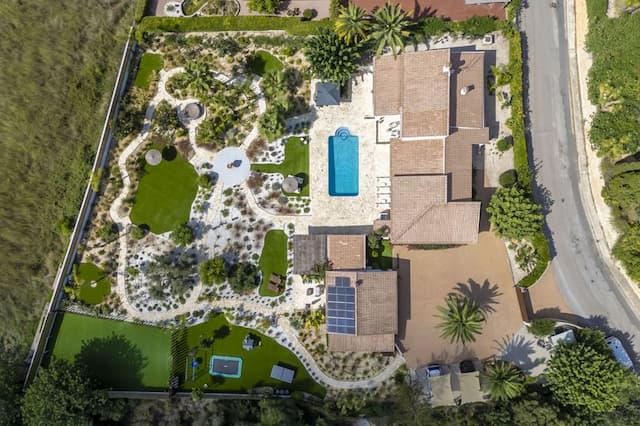 Villa recientemente renovada, orientada al sur, con casa de invitados, piscina climatizada y vistas al valle, situada en Senioles, Jávea.