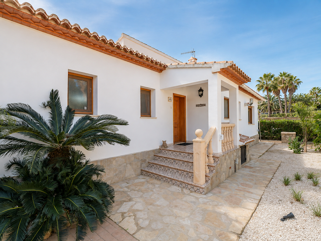 Villa recientemente renovada, orientada al sur, con casa de invitados, piscina climatizada y vistas al valle, situada en Senioles, Jávea.