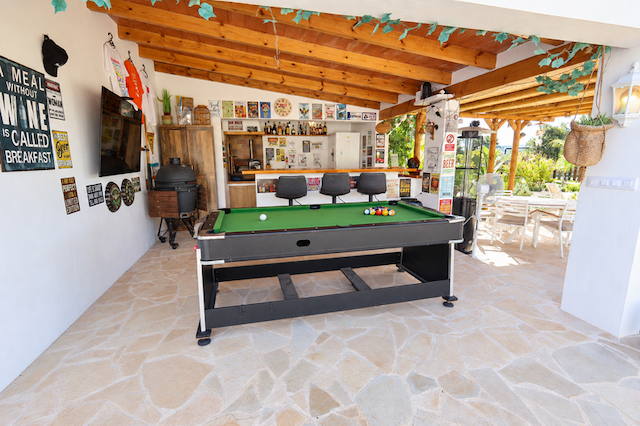 Villa recientemente renovada, orientada al sur, con casa de invitados, piscina climatizada y vistas al valle, situada en Senioles, Jávea.