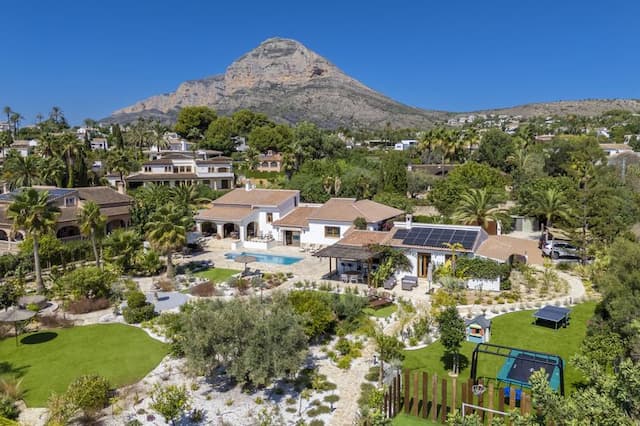 Villa recientemente renovada, orientada al sur, con casa de invitados, piscina climatizada y vistas al valle, situada en Senioles, Jávea.