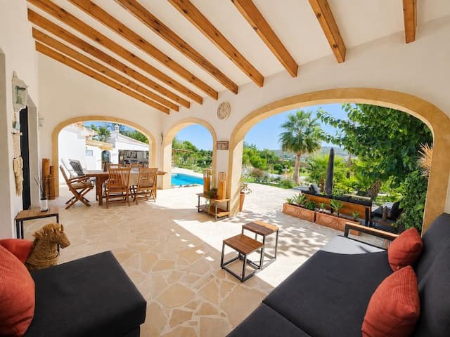 Villa recientemente renovada, orientada al sur, con casa de invitados, piscina climatizada y vistas al valle, situada en Senioles, Jávea.