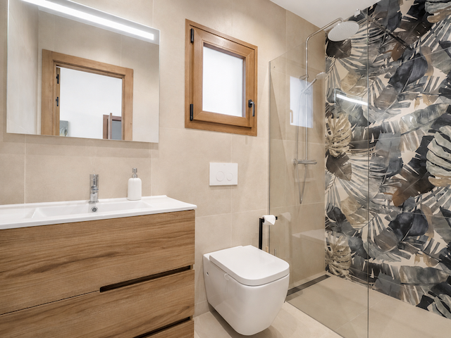 Villa recientemente renovada, orientada al sur, con casa de invitados, piscina climatizada y vistas al valle, situada en Senioles, Jávea.