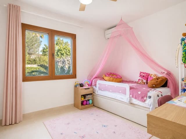 Villa recientemente renovada, orientada al sur, con casa de invitados, piscina climatizada y vistas al valle, situada en Senioles, Jávea.