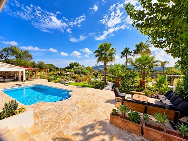 Villa recientemente renovada, orientada al sur, con casa de invitados, piscina climatizada y vistas al valle, situada en Senioles, Jávea.