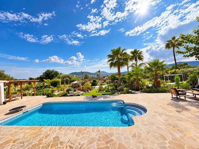 Villa recientemente renovada, orientada al sur, con casa de invitados, piscina climatizada y vistas al valle, situada en Senioles, Jávea.