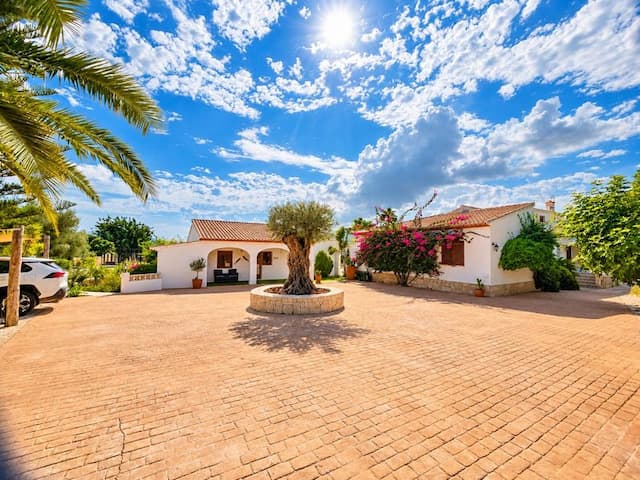Villa recientemente renovada, orientada al sur, con casa de invitados, piscina climatizada y vistas al valle, situada en Senioles, Jávea.