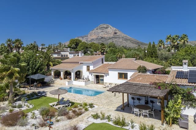 Villa recientemente renovada, orientada al sur, con casa de invitados, piscina climatizada y vistas al valle, situada en Senioles, Jávea.