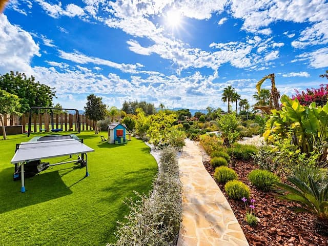 Villa recientemente renovada, orientada al sur, con casa de invitados, piscina climatizada y vistas al valle, situada en Senioles, Jávea.