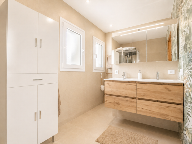 Villa recientemente renovada, orientada al sur, con casa de invitados, piscina climatizada y vistas al valle, situada en Senioles, Jávea.
