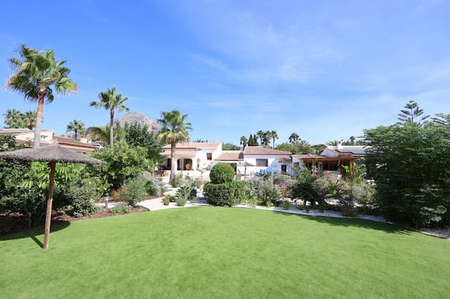 Villa recientemente renovada, orientada al sur, con casa de invitados, piscina climatizada y vistas al valle, situada en Senioles, Jávea.