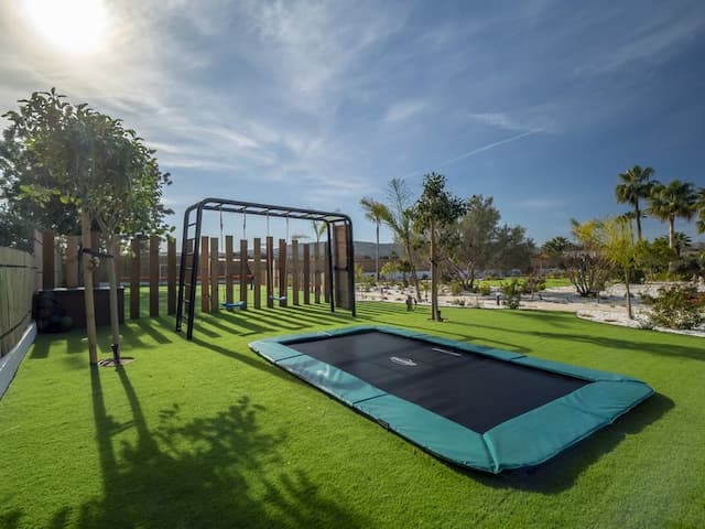 Villa recientemente renovada, orientada al sur, con casa de invitados, piscina climatizada y vistas al valle, situada en Senioles, Jávea.