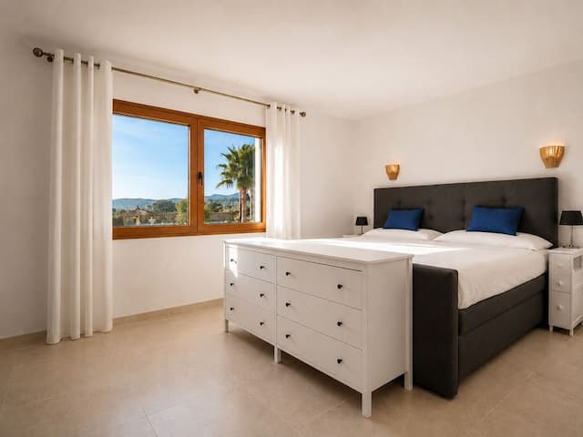 Villa recientemente renovada, orientada al sur, con casa de invitados, piscina climatizada y vistas al valle, situada en Senioles, Jávea.