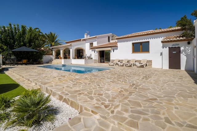 Villa recientemente renovada, orientada al sur, con casa de invitados, piscina climatizada y vistas al valle, situada en Senioles, Jávea.