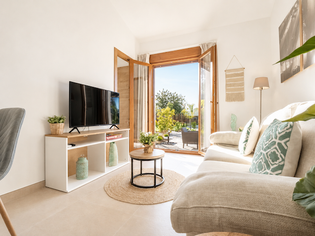 Villa recientemente renovada, orientada al sur, con casa de invitados, piscina climatizada y vistas al valle, situada en Senioles, Jávea.