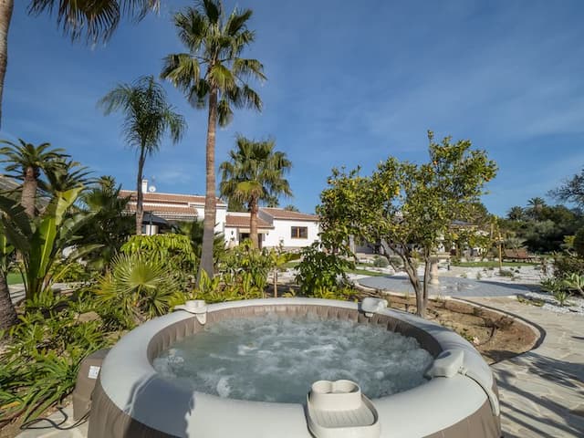 Villa recientemente renovada, orientada al sur, con casa de invitados, piscina climatizada y vistas al valle, situada en Senioles, Jávea.