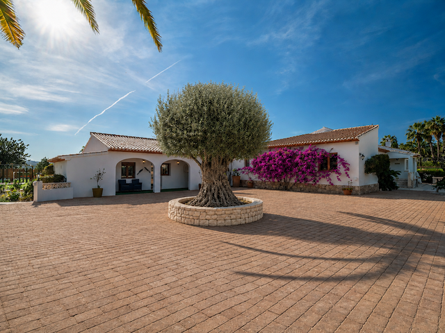Villa recientemente renovada, orientada al sur, con casa de invitados, piscina climatizada y vistas al valle, situada en Senioles, Jávea.