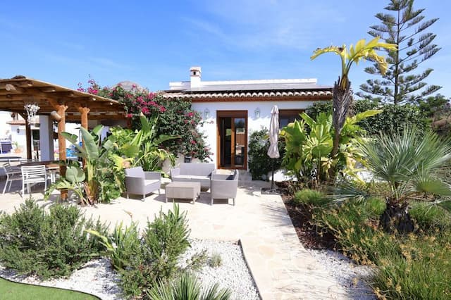 Villa recientemente renovada, orientada al sur, con casa de invitados, piscina climatizada y vistas al valle, situada en Senioles, Jávea.