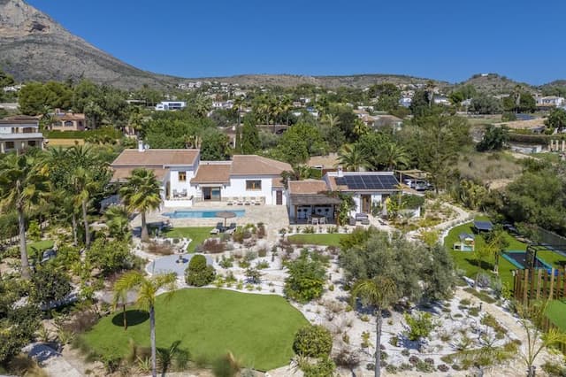 Villa recientemente renovada, orientada al sur, con casa de invitados, piscina climatizada y vistas al valle, situada en Senioles, Jávea.