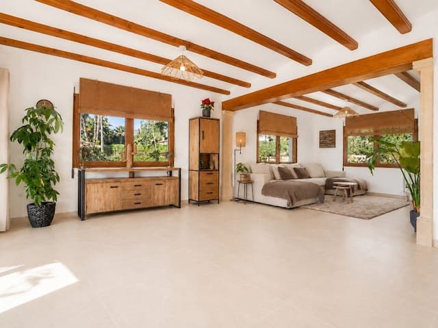Villa recientemente renovada, orientada al sur, con casa de invitados, piscina climatizada y vistas al valle, situada en Senioles, Jávea.