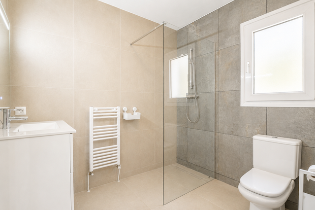 Villa recientemente renovada, orientada al sur, con casa de invitados, piscina climatizada y vistas al valle, situada en Senioles, Jávea.