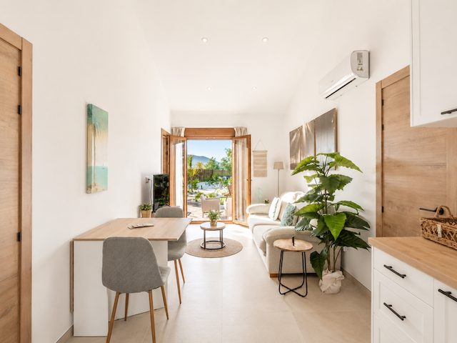 Villa recientemente renovada, orientada al sur, con casa de invitados, piscina climatizada y vistas al valle, situada en Senioles, Jávea.