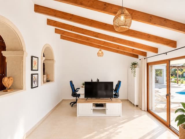 Villa recientemente renovada, orientada al sur, con casa de invitados, piscina climatizada y vistas al valle, situada en Senioles, Jávea.