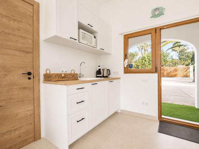 Villa recientemente renovada, orientada al sur, con casa de invitados, piscina climatizada y vistas al valle, situada en Senioles, Jávea.