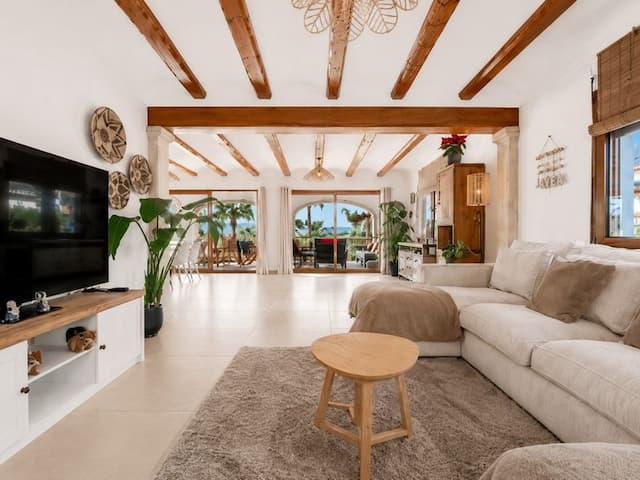 Villa recientemente renovada, orientada al sur, con casa de invitados, piscina climatizada y vistas al valle, situada en Senioles, Jávea.