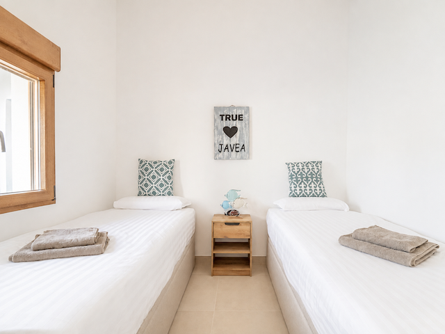 Villa recientemente renovada, orientada al sur, con casa de invitados, piscina climatizada y vistas al valle, situada en Senioles, Jávea.
