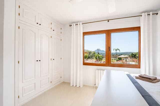 Villa recientemente renovada, orientada al sur, con casa de invitados, piscina climatizada y vistas al valle, situada en Senioles, Jávea.