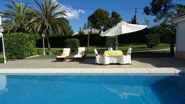 Venta de chalet en Onteniente (Valencia) con gran parcela.