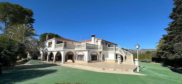 Venta de chalet en Onteniente (Valencia) con gran parcela.