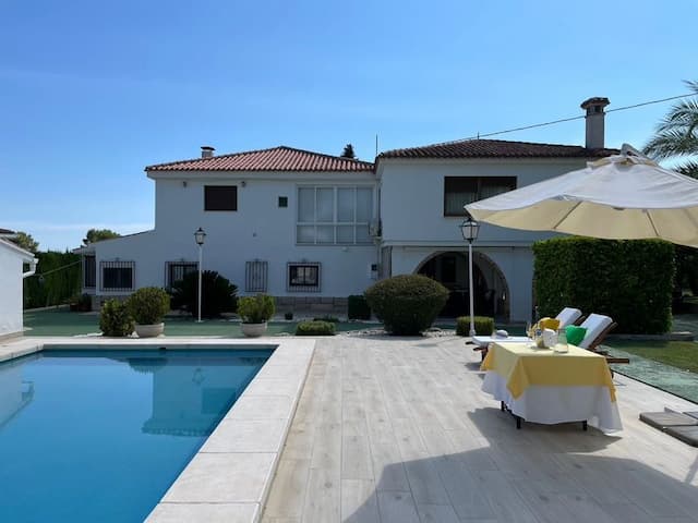 Venta de chalet en Onteniente (Valencia) con gran parcela.