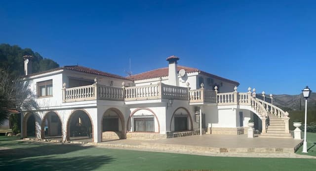 Venta de chalet en Onteniente (Valencia) con gran parcela.