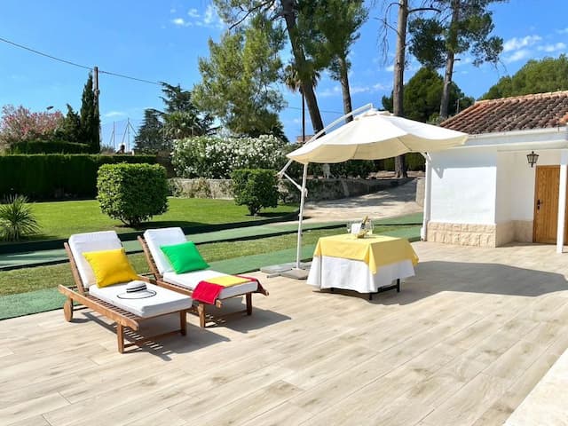 Venta de chalet en Onteniente (Valencia) con gran parcela.