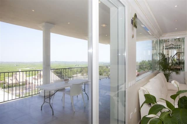 Exklusive Villa im Wohnkomplex El Pinar in Picassent, Valencia.