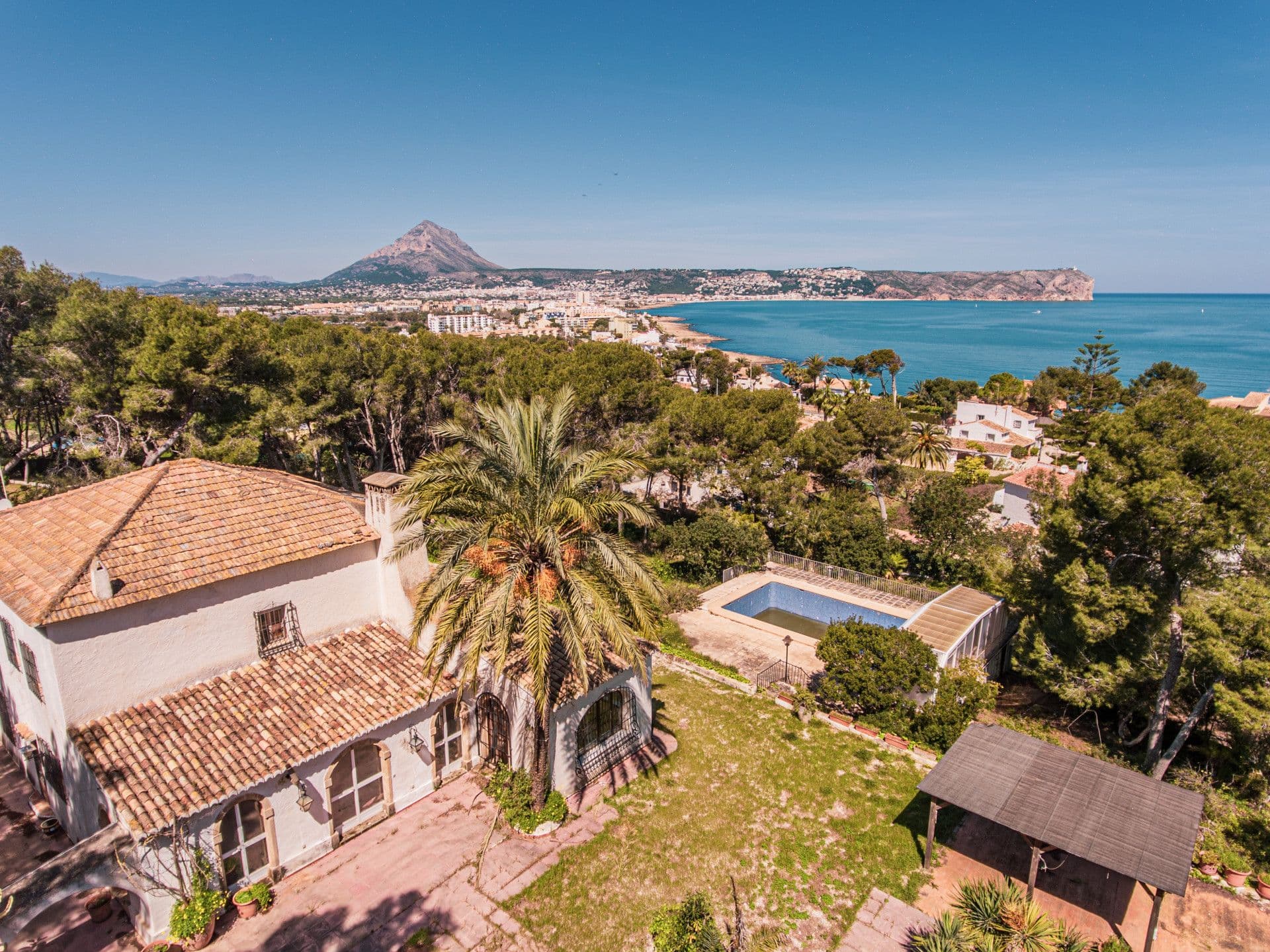 Exclusive, private finca located a few meters from the Cala Blanca beach, overlooking the sea.