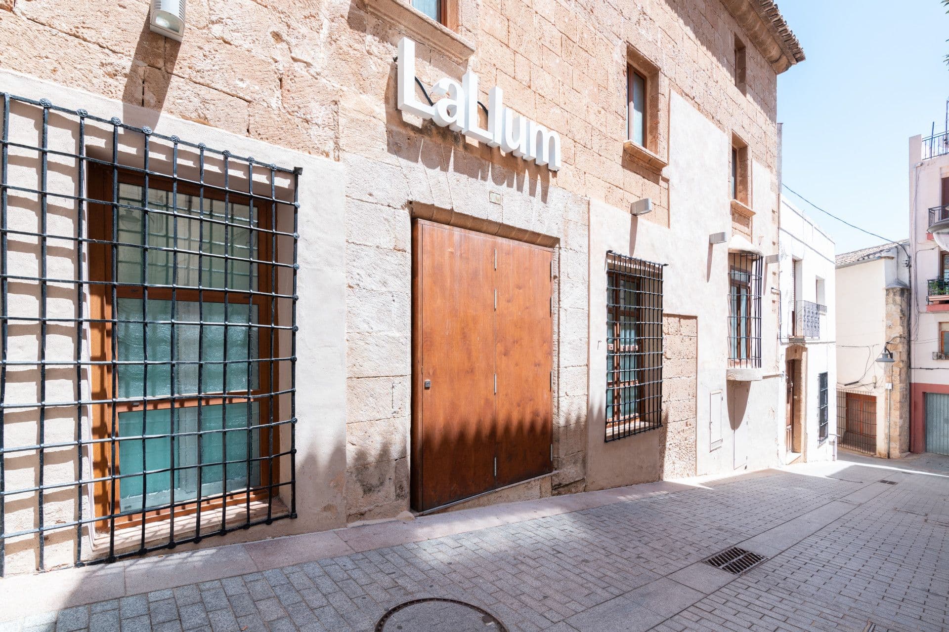 Gebouw met pub en villa te koop in het centrum van Jávea.