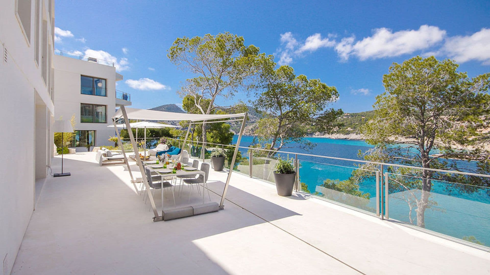 Magnifique villa de style contemporain sur la première ligne du Camp de Mar avec accès direct à la mer.