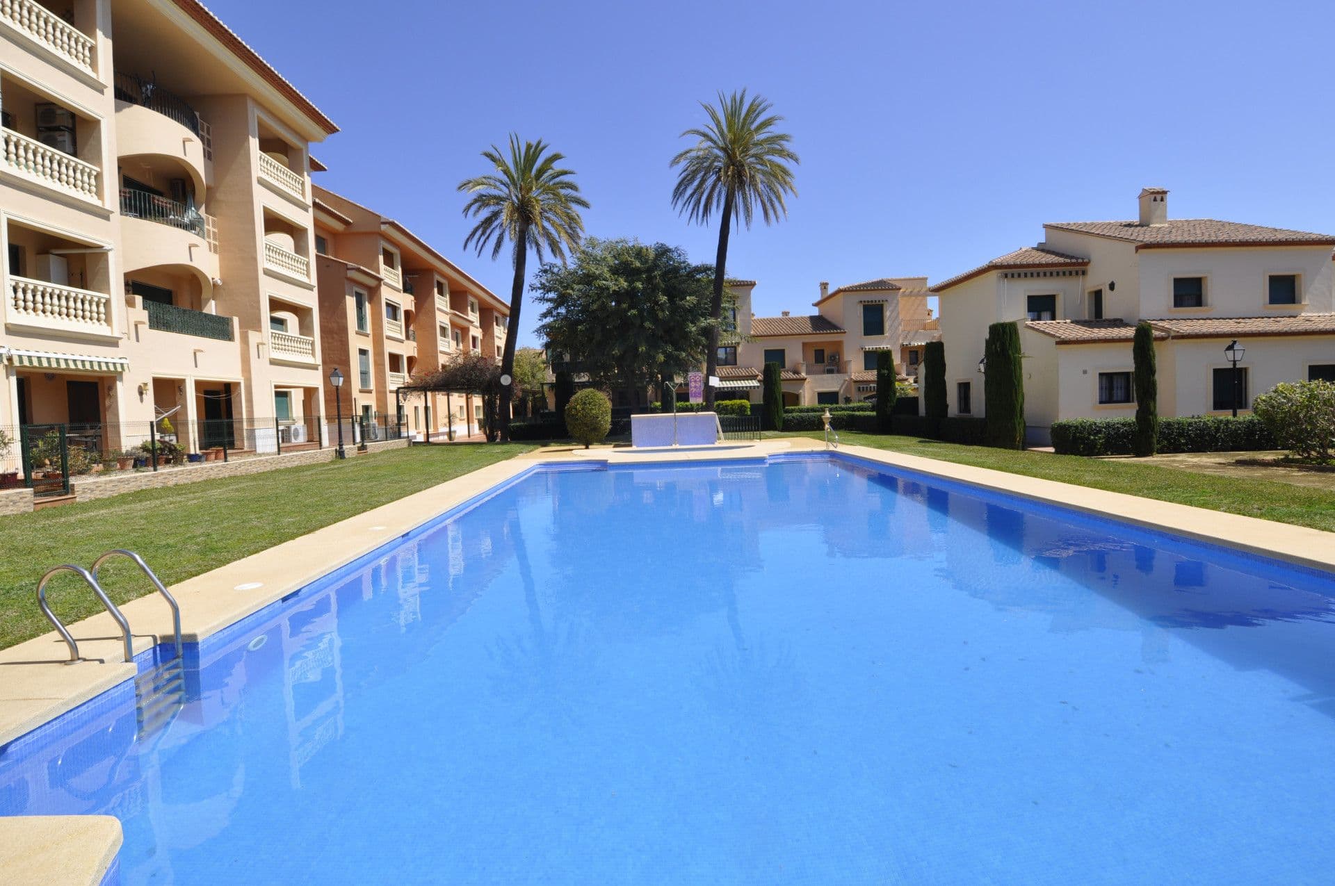 Comfortable and spacious south-facing duplex penthouse with sea views, in the Port of Jávea. Located close to all services, shops, schools and restaurants.