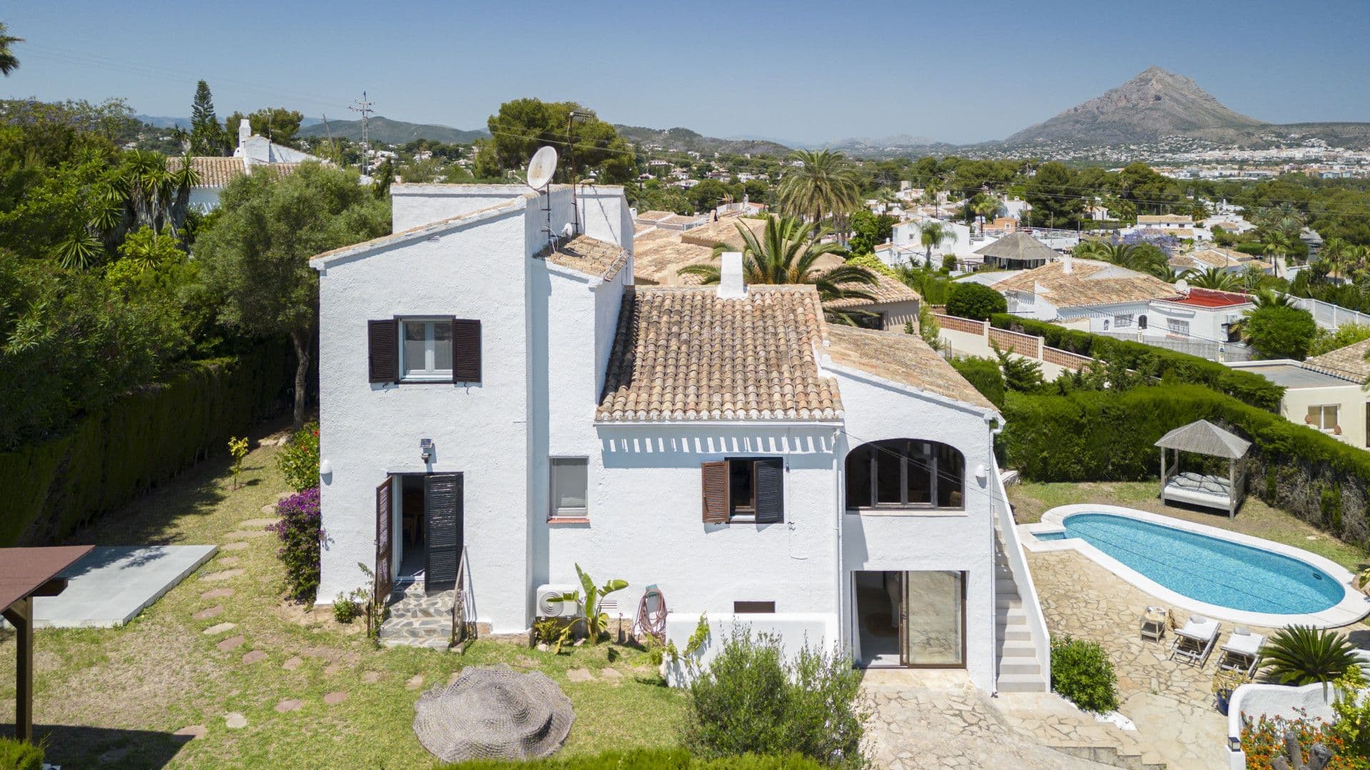 Exclusiva villa renovada en Toscal, Jávea, con piscina privada y apartamento de invitados